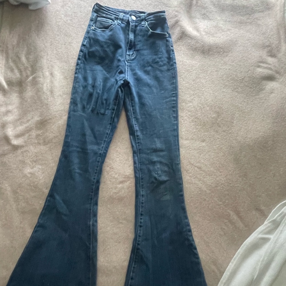 High-waisted flared blue jeans
No brand
00-000
#flares #highwaisted# cute